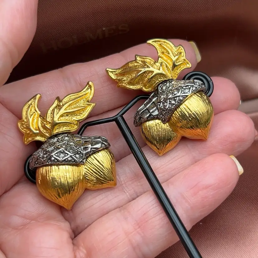 #01 Vintage Avon Acorn Clip Earrings Gold Tone Woodland Fall Nature Signed