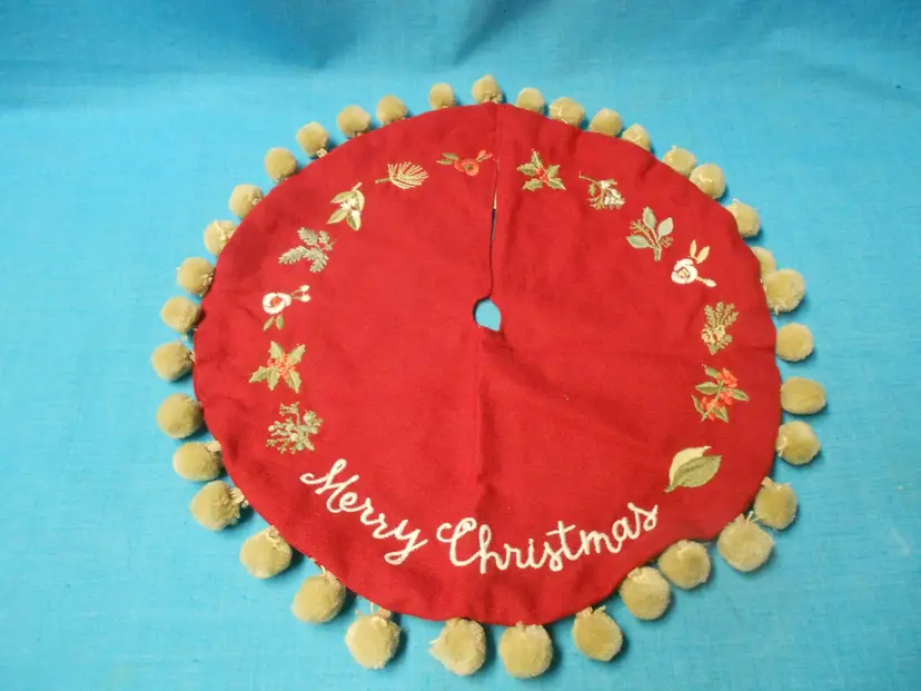 Vtg Primitives by Kathy 'Merry Christmas' Berries Pine Cones Tree Skirt Embroidered Poms