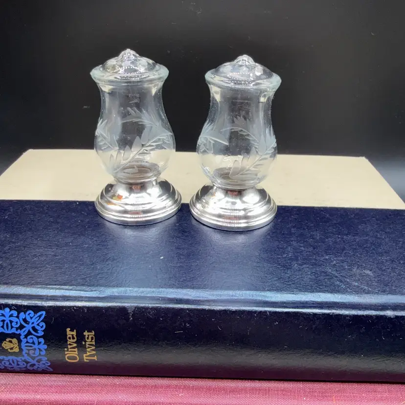 🐞Vtg Quaker Silver Sterling Weighted Etched Glass 'Hurricane' Shaker Set Circa 1930s–1940s
 3x 1 5/8” UV Glow