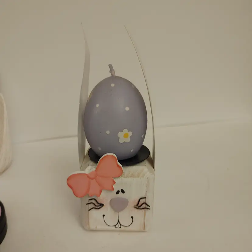 Easter bunny candle. 6 inches high. Good condition.
