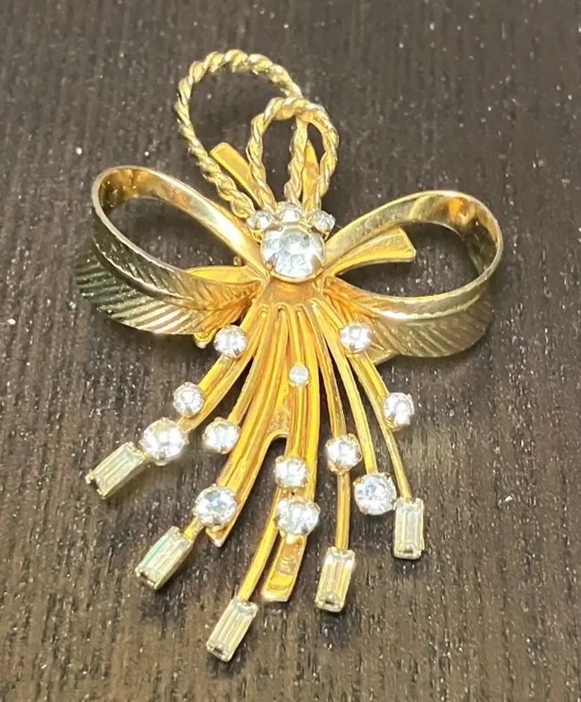 VTG Sarah Coventry Gold Tone Ribbon Pin Brooch "Vogue" Rhinestones