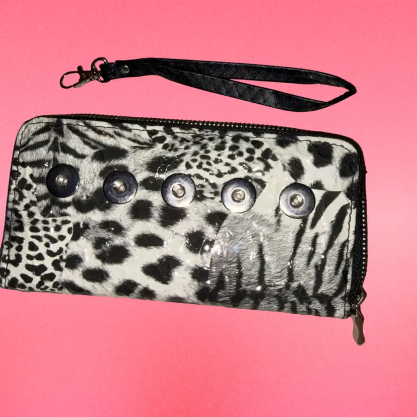 Animal Print Snap Jewelry
Wallet / Organizer with Snaps Wrist Strap Handle