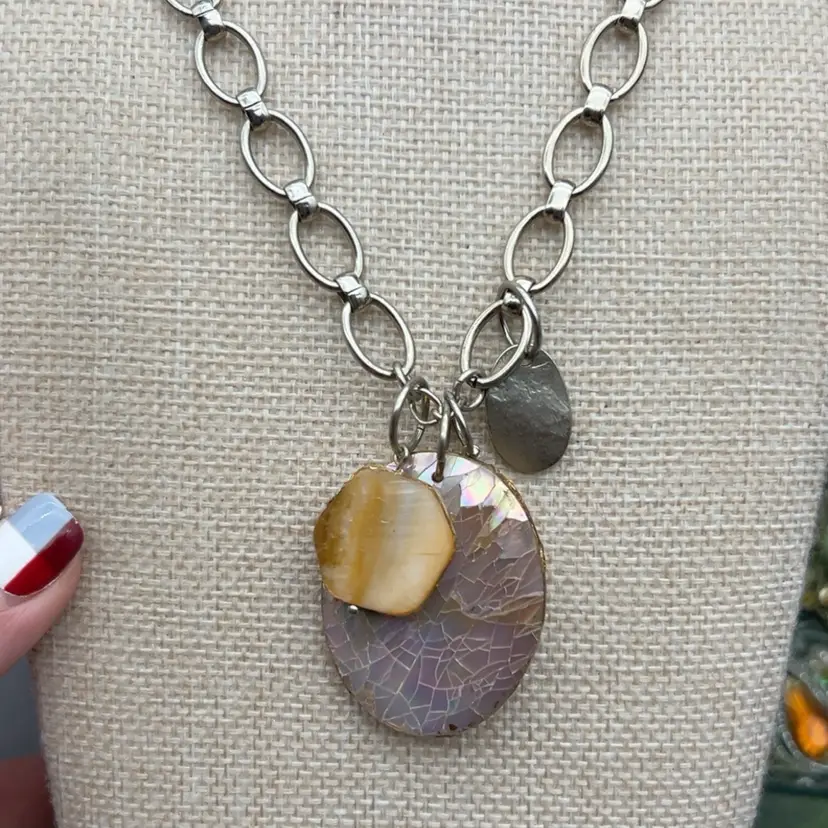 #01 Chico’s Iridescent Shell Statement Pendant Silver Tone Link Necklace 18–22”