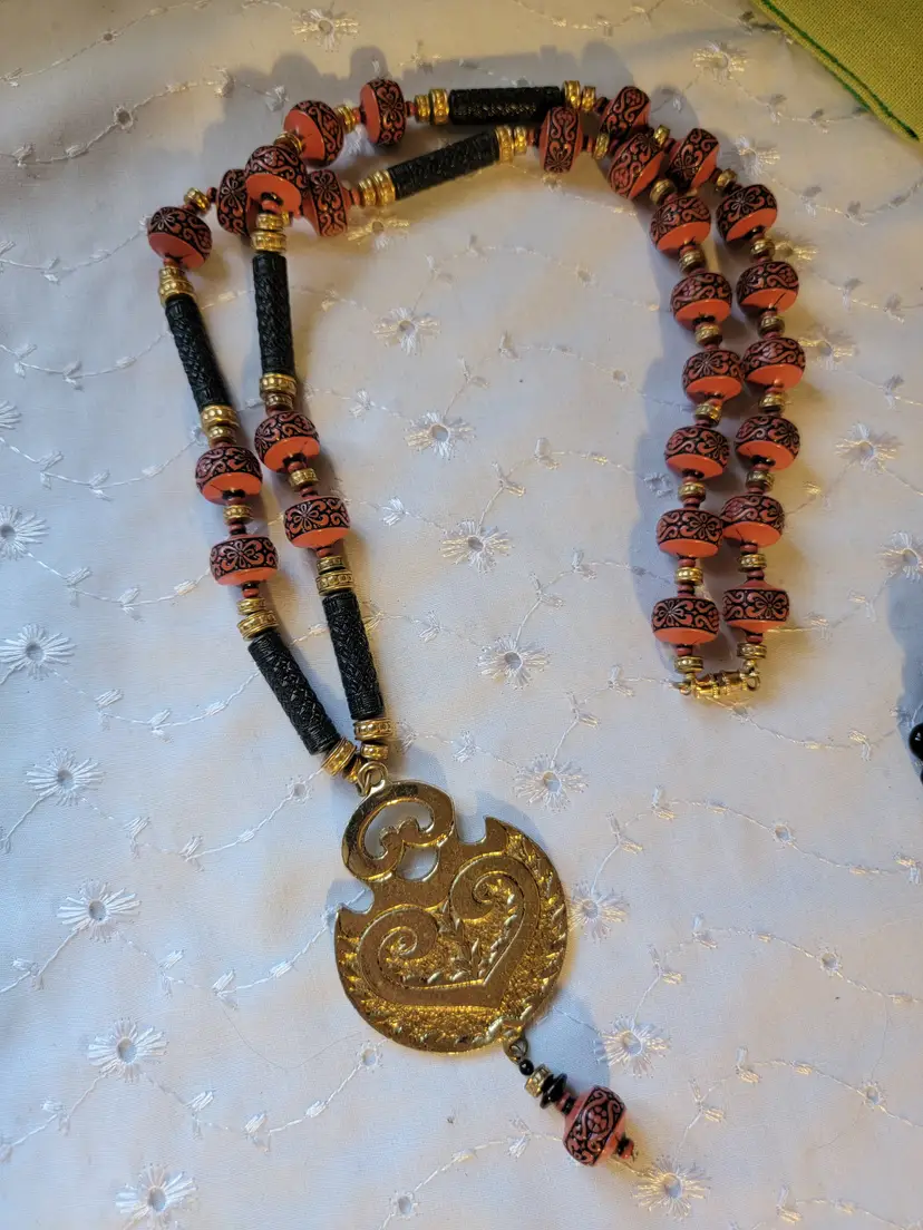 Vintage 80s ornat coral and black beaded and gold pendant necklace