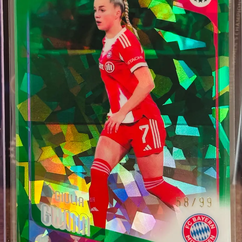Giulia Gwinn 2025/26 Topps Chrome UWCL Sapphire Green /99 Bayern Munich Germany