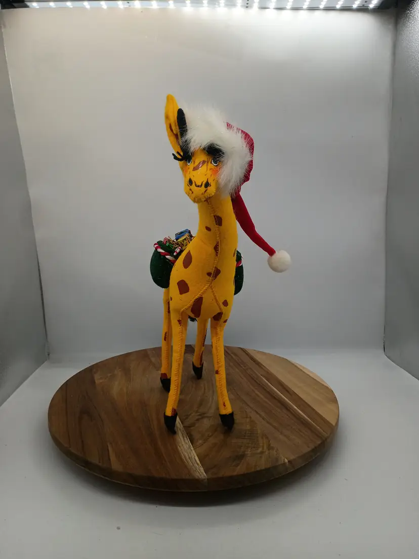 Annalee Dolls 2005 Christmas Giraffe With Gifts & Santa Hat 809605  15"