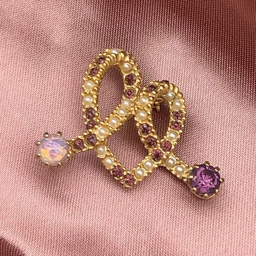 1980s–90s Victorian Revival Heart Brooch Faux Pearls Purple Rhinestones Art Glass