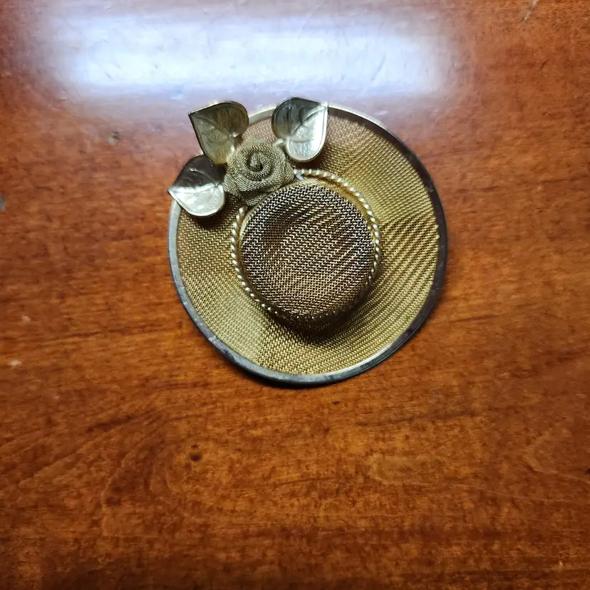 Brooch vintage gold tone mesh sun hat 2 1/2"