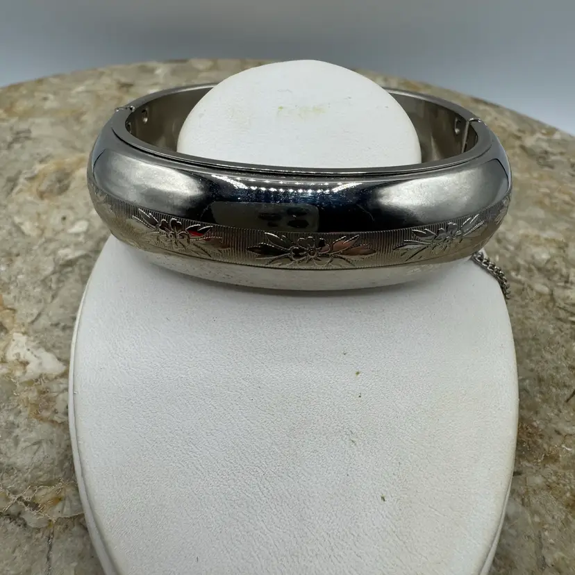 Vintage Hinged Silvertone Cuff Bracelet etched Floral & Leaf Motif