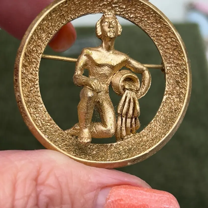 #01 Vintage Crown Trifari Aquarius Zodiac Water Bearer Gold Tone Brooch Pin Signed