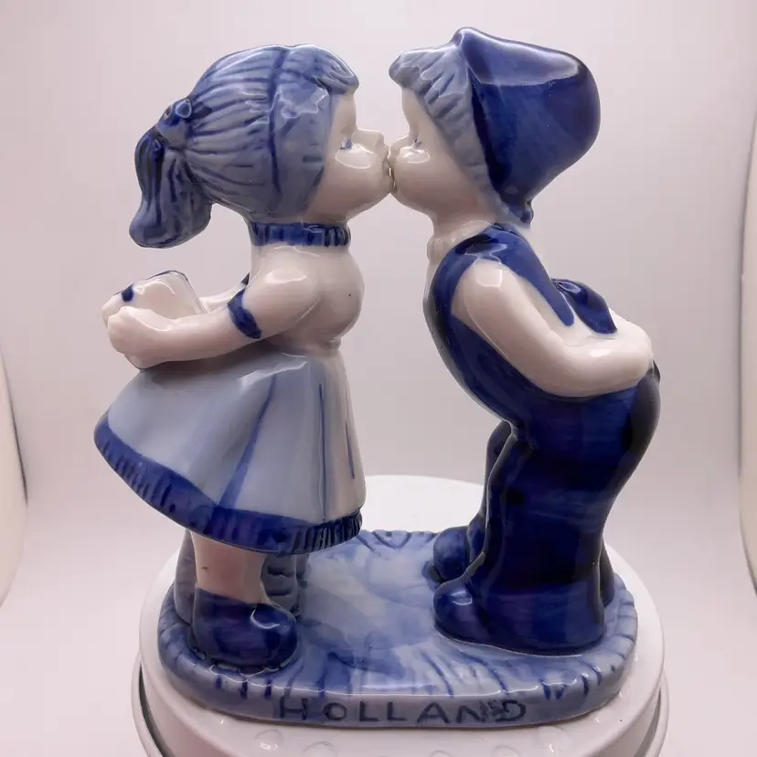 POW1 VTG Delft Deco Blue on White Boy & Girl Kissing Hand Painted 4.5" Holland