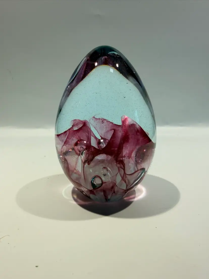 Beautiful Robert Vines Signed Paperweight. 1995- 3.5” Tall