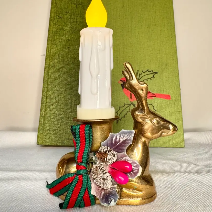 😻 4x3” vintage brass reindeer candle holder w/Christmas ribbon & mistletoe