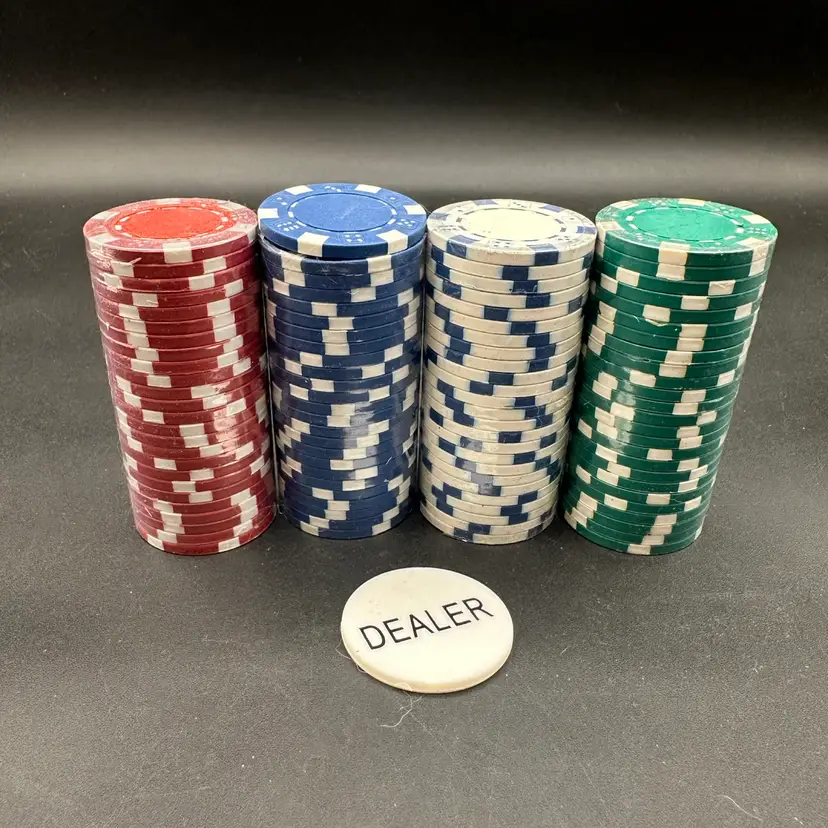 “Feeling Lucky!” Dice Pattern Poker Chip Set, Red Green White Blue + Dealer Chip 101 Chips