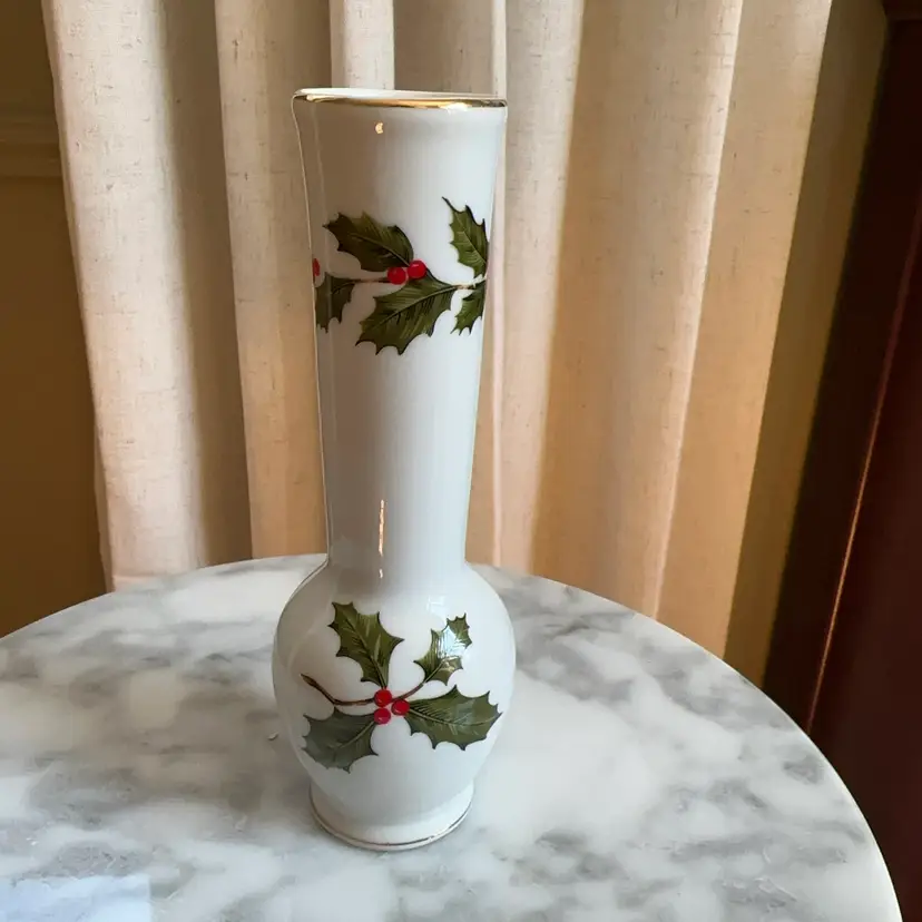 🔔 Lefton 6.5” Holly Bud Vase
