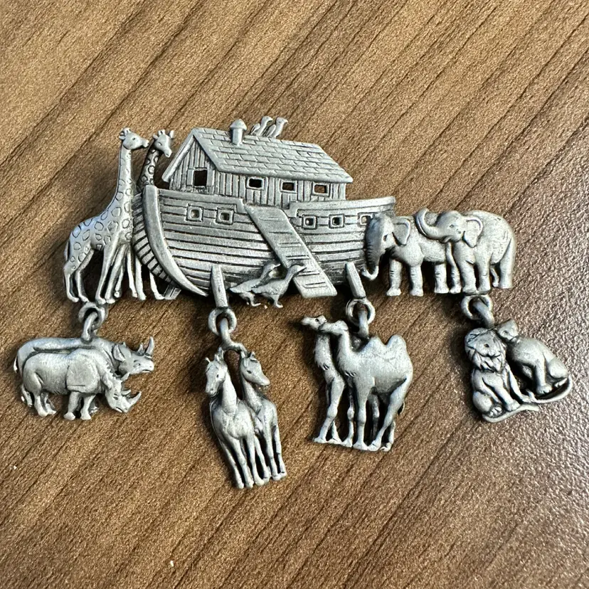 JJ Brooch Noah’s Ark With 4 Charms Pewter-Tone