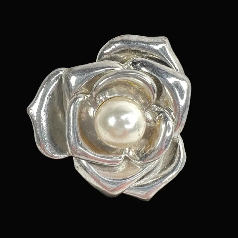 Flower Petal Faux Pearl Center Accent Ring. Size 5. Silver-tone Metal. Unsigned.