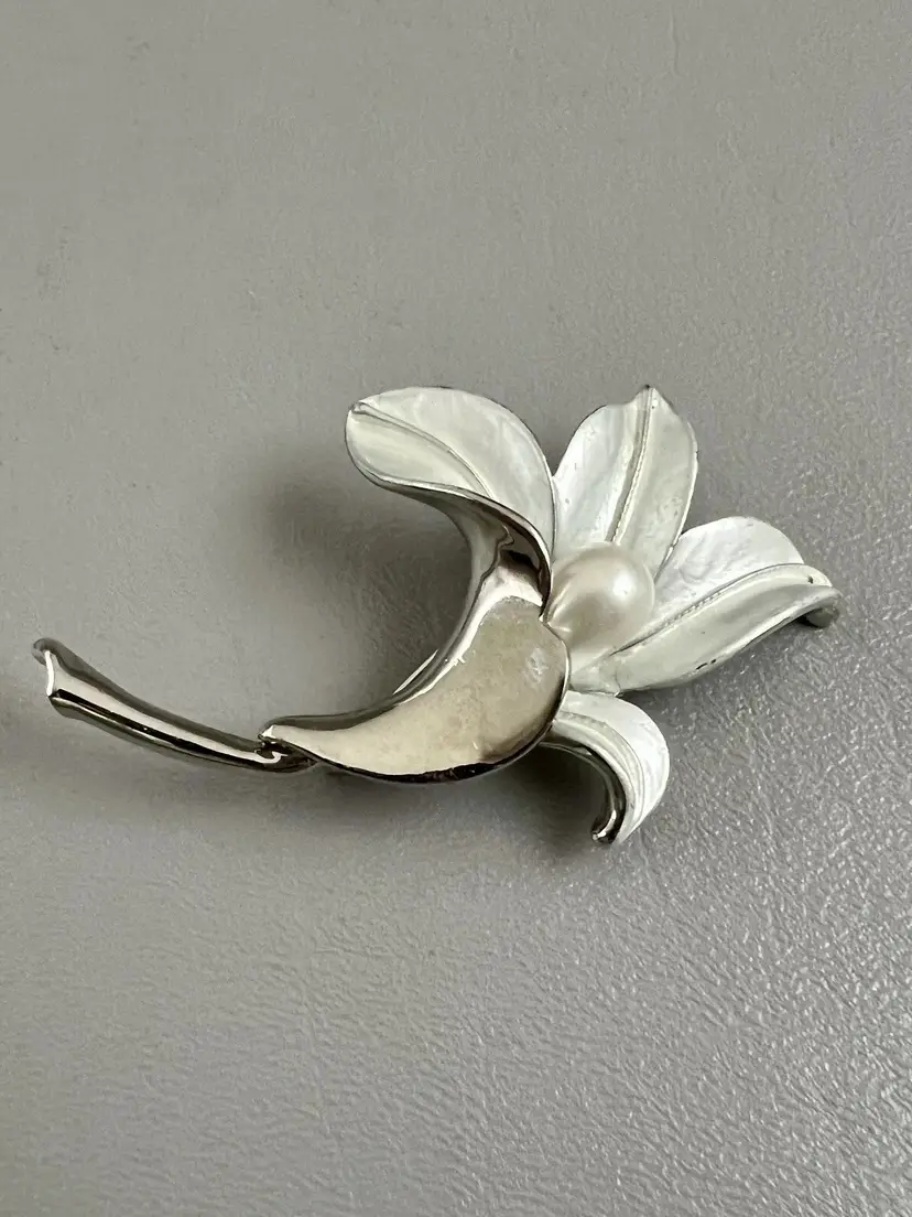 Vintage Silver Tone Lily Flower Faux Pearl Brooch Pin Floral 2.75" Unsigned