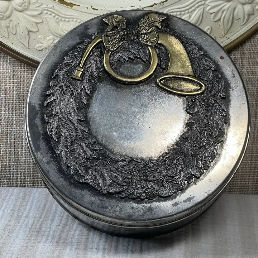 011 Vintage Metal Cookie Tin Matzke Brass And Pewter Apple Pay On Top Wreath And Christmas Horn 8" X 3.5"