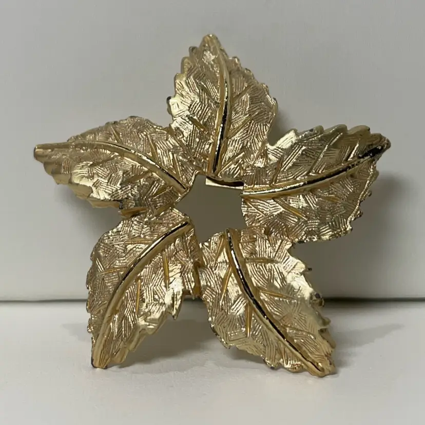 @@ Gold Tone Five Point Leaf Brooch 1.5 Inch