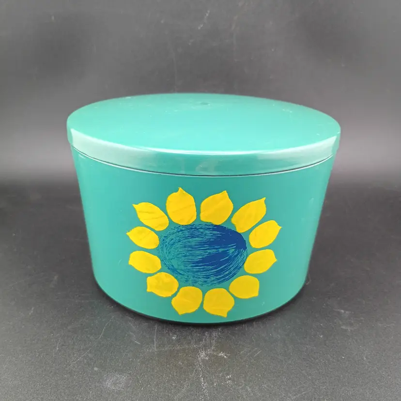 Nesting lacquered? bowls, made in Japan
