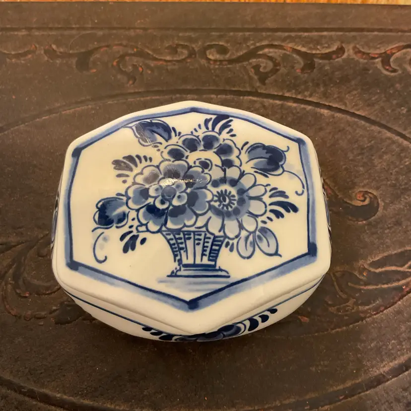 🎉Delft Blue Ceramic Floral Basket Trinket Box
