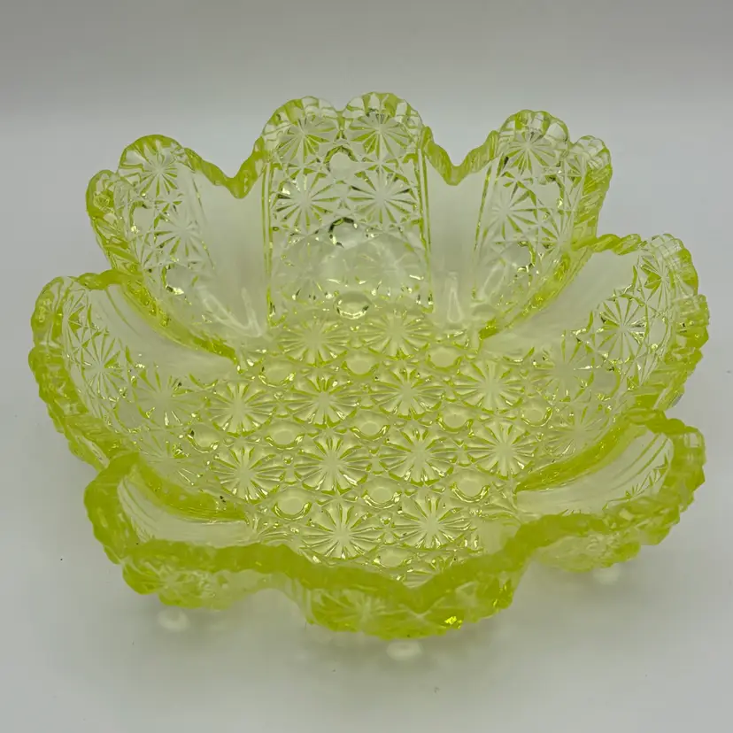 GLOWS! Vintage Yellow Uranium Glass Hobbs Brockunier Daisy Button 5” Bowl