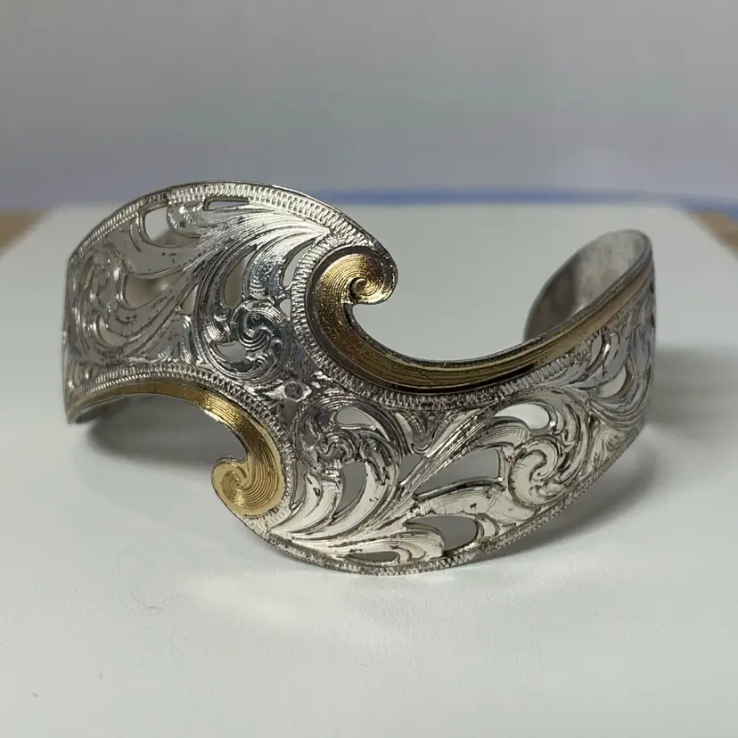 @@ Montana Silversmiths Gold Tone & Silver Tone Flower Figueres Bracelet