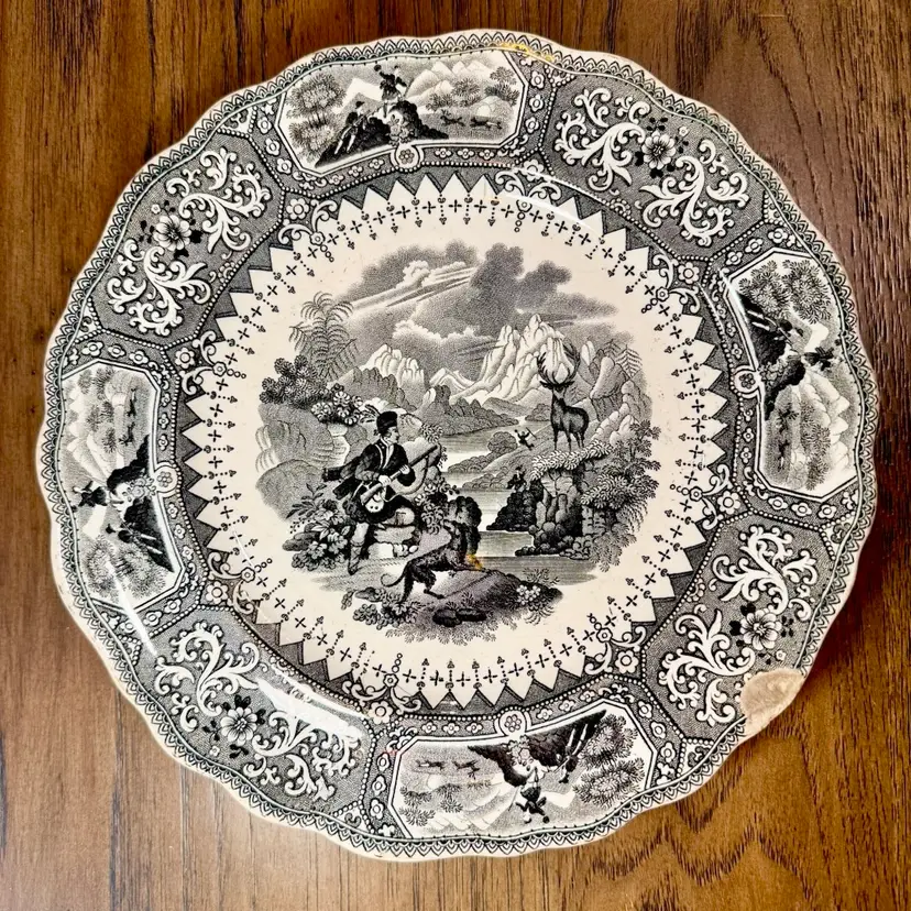 😻 Antique Staffordshire Caledonia Transferware Plate 9.5” Scottish Hunter Deer. CHIP IN PLATE