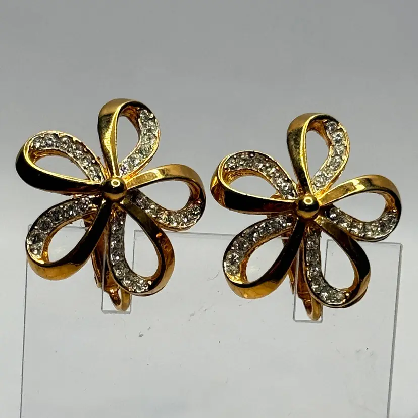 Vintage Open Pedal Flower Daisy Clear Rhinestone Gold Tone Clip On Earrings 1"