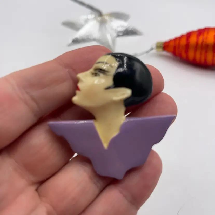 10-Brooch Lady Head
