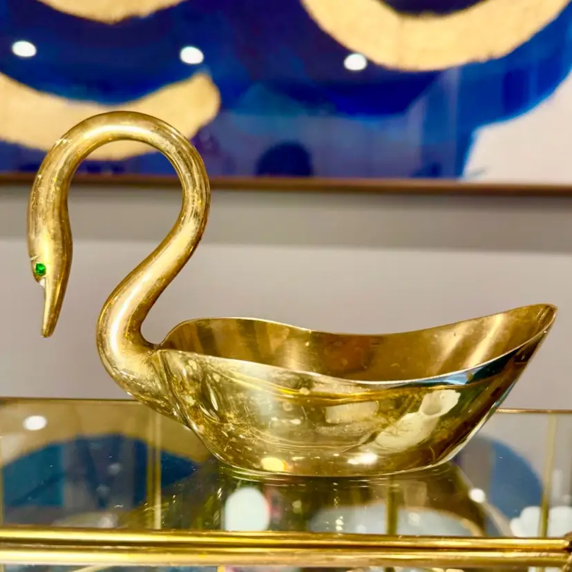 😻 4.5x7” vintage Hollywood Regency brass swan trinket dish w/vibrant green rhinestone eyes