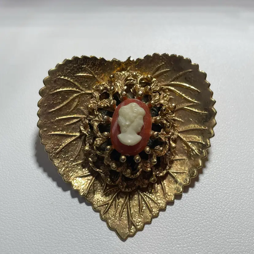 02 Vintage goldtoned leaf heart brooch with a central cameo