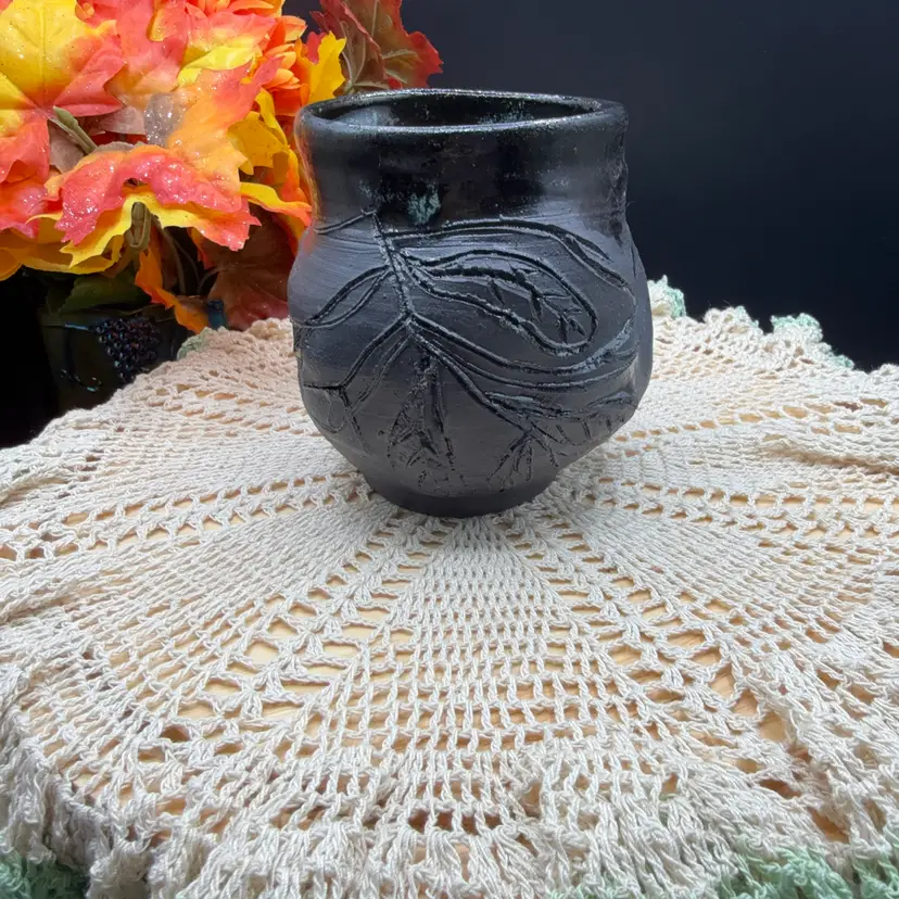🐞Vtg Hand-Carved Black Studio Pottery Vase Signed 4x3 1/4”