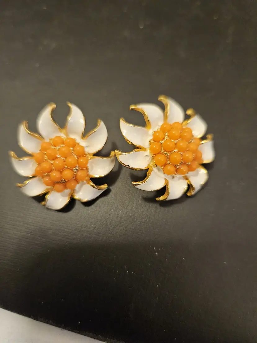 Vintage Weiss enamel on gold tone daisy clip on earrings.