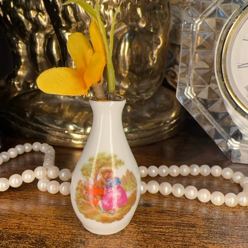😻 vintage Limoges miniature porcelain vase featuring a "courting couple" scene 22k gold