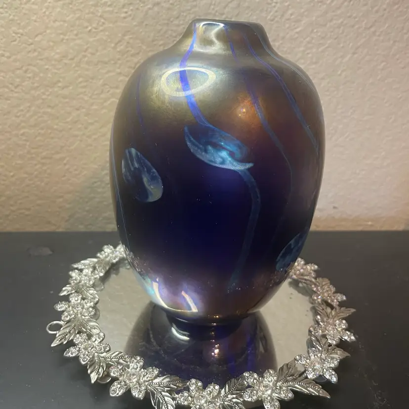 EXQUISITE EXTREMELY RARE Signed Nick Delmatto 1980  Iridescent 9" Studio Art Glass Vase.