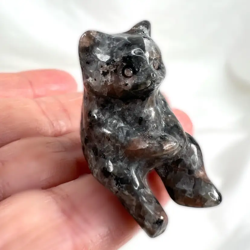 Yooperlite Miniature Hand-Carved Kitty Cat Shelf Sitter – UV Reactive Crystal Carving
