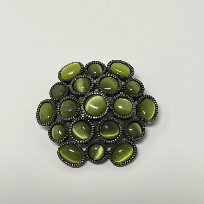 @@ Green Cats Eye 1.5” Bronze Tone Brooch