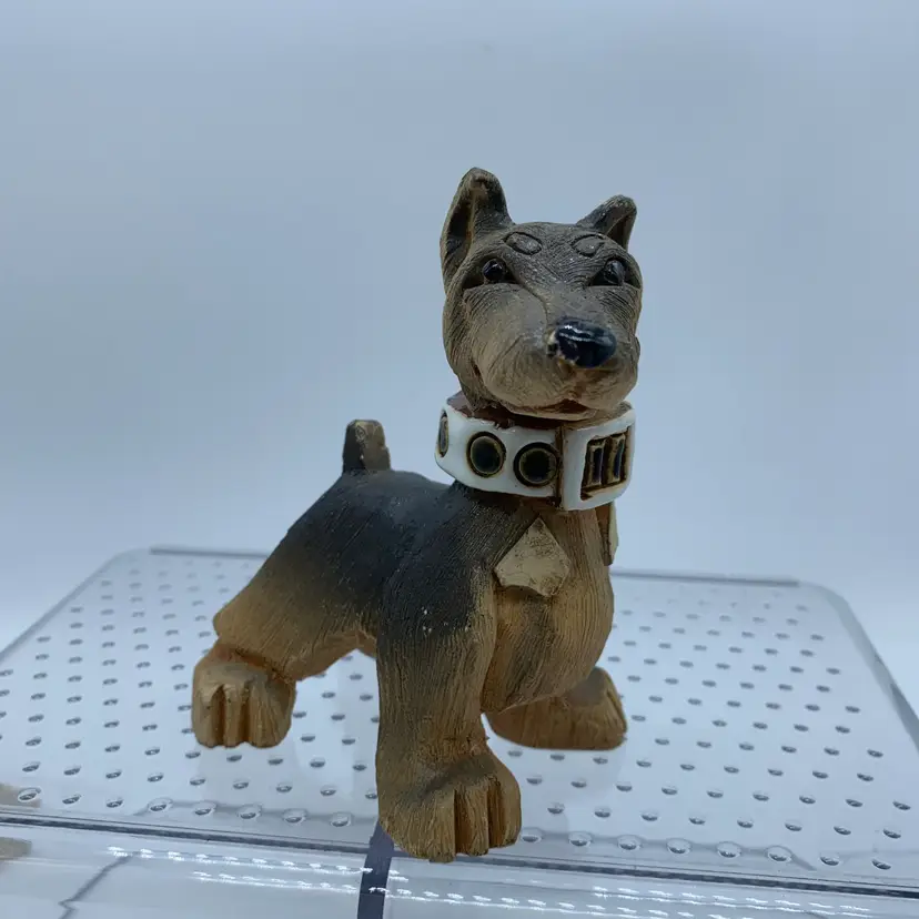 #3052,Hand-carved ceramic Doberman dog figurine by Artesanía Rinconada.