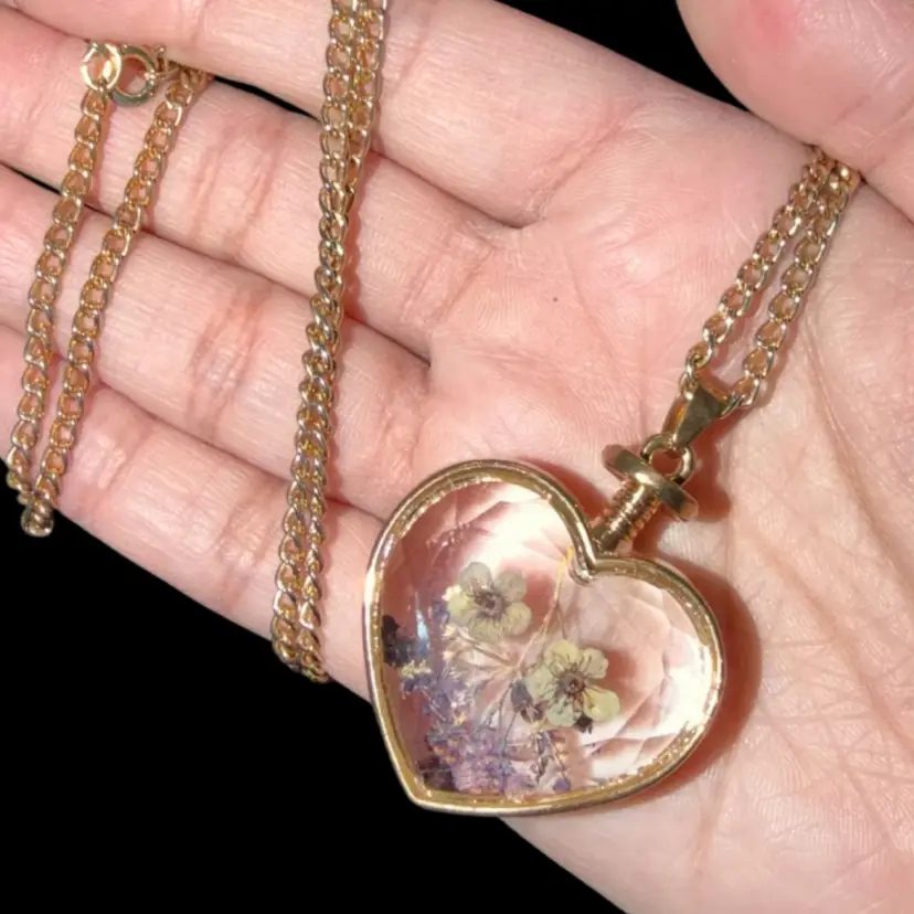 Beautiful Gold Tone Faceted Glass Dry Flowers Pendant/Necklace