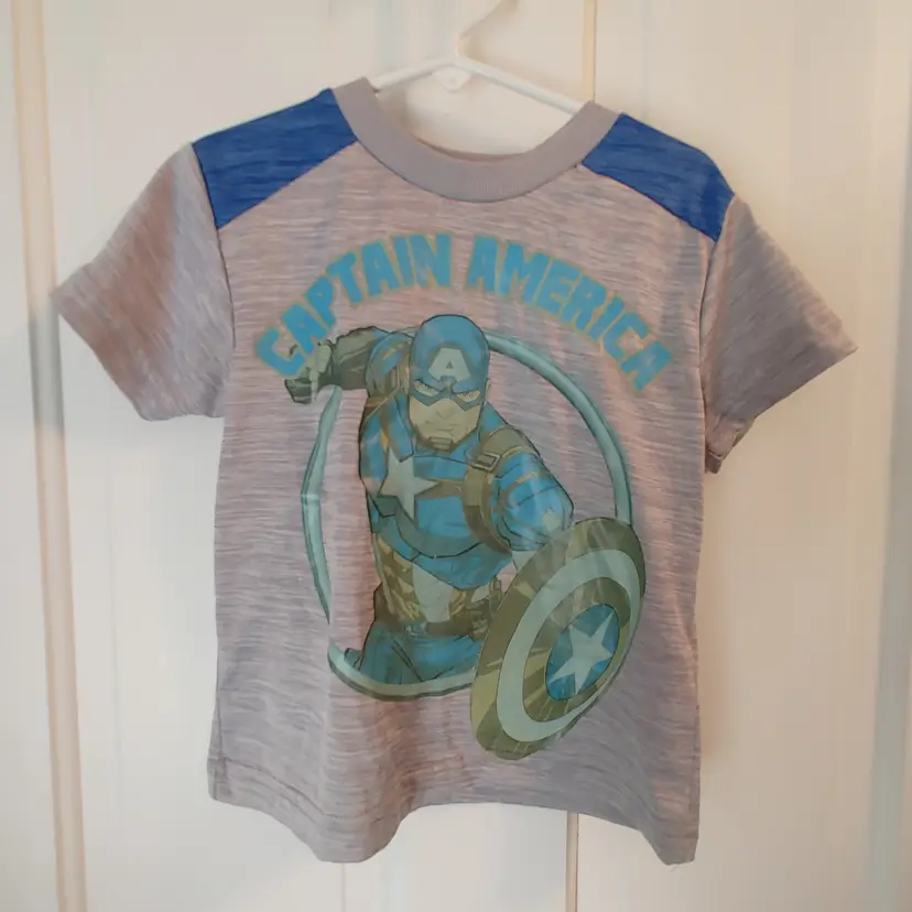 Kids- Brand: Marvel. Size 4. Captain America tee shirt. Material- 100% polyester. No callouts.