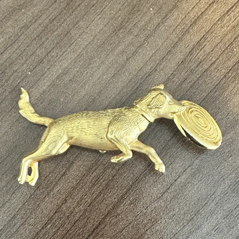JJ Brooch Dog With Frisbee Gold-Tone