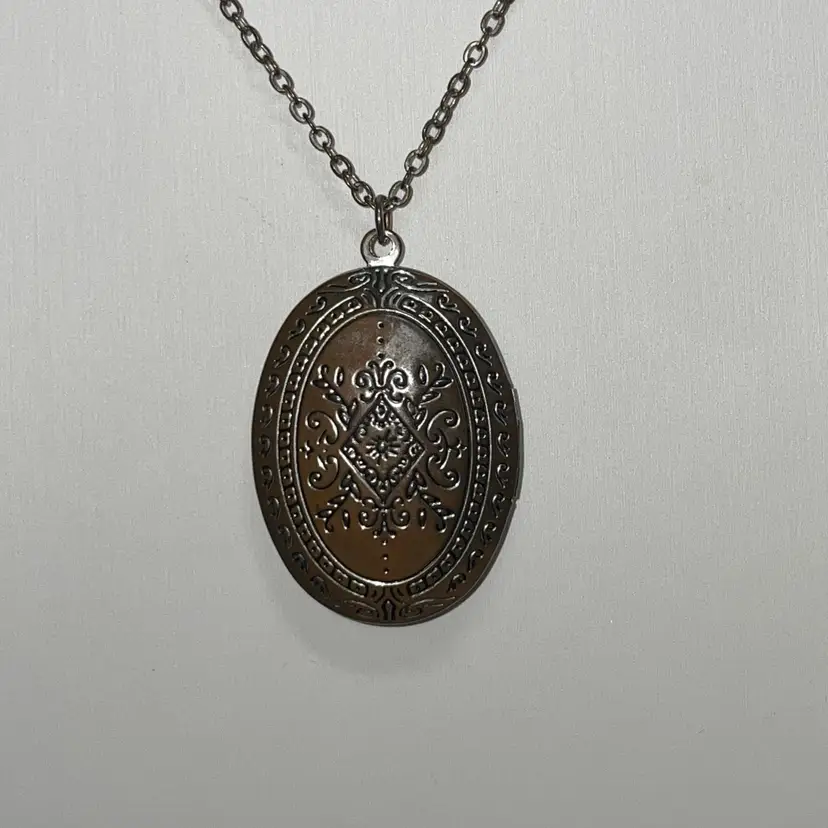 @@ Bronze/Silvertone 1.25” Locket 26”-28” Chain