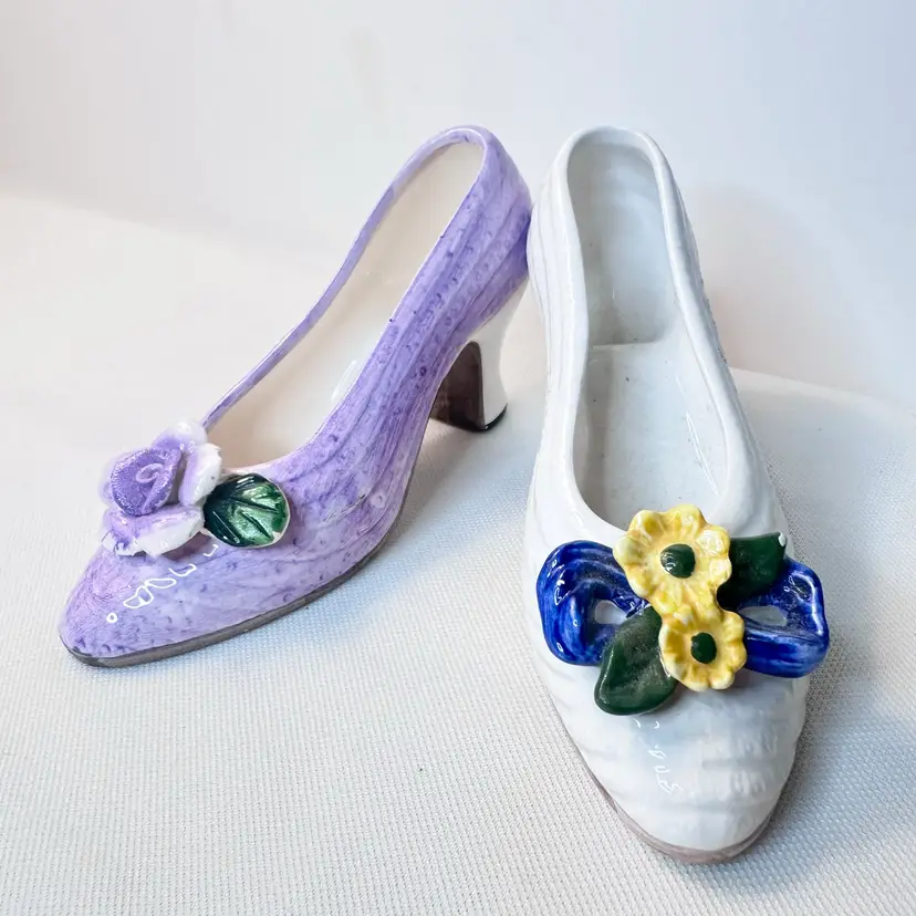 Beautiful Pair Of Seymour Mann "Collezione Italiano" porcelain shoe figurines. Only 1 Signed.