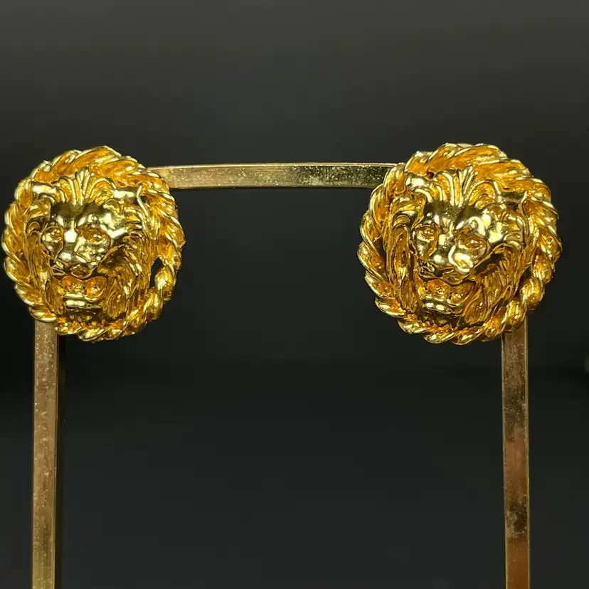 Dramatic Gold Tone Lion Head Rope Twist Medallion Clip On Earrings 1980s Vintage 1"