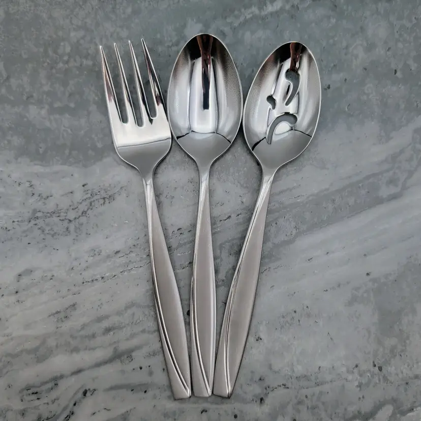 Oneida Camlynn Cleo 3 Piece Serving Set Spoon, Pierced Spoon, Cold Meat Fork