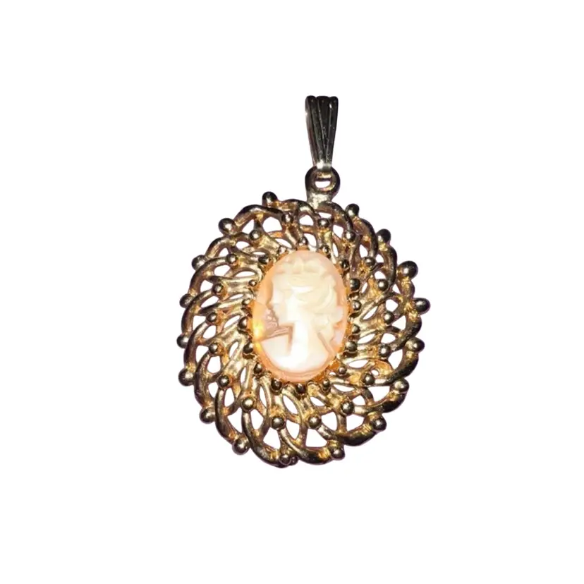 Vintage Left Facing Cameo Pendant Goldtone 1.5”