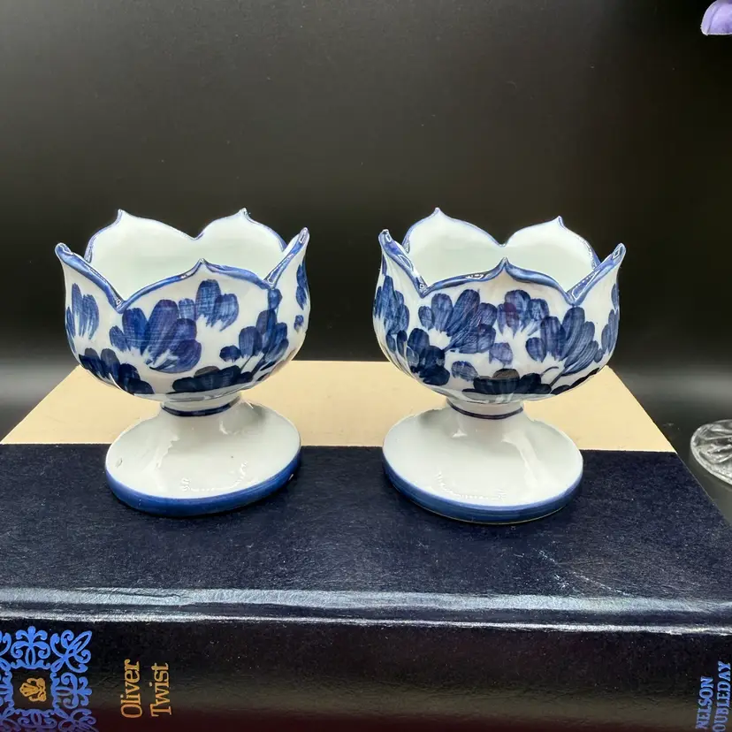 🐞Vtg Chinoiserie Lotus Flower Blue & White Ceramic Footed Candlesticks 2.5x3”