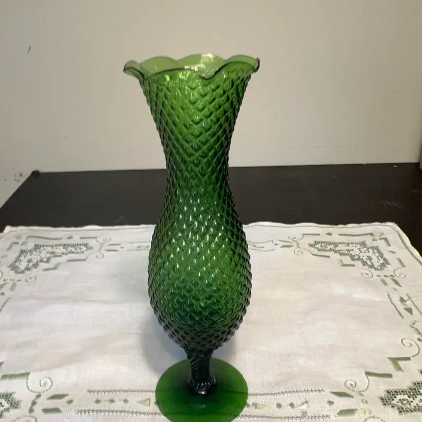 🏔️Vintage Puffed Diamond Pattern Pedestal Glass Bud Vase 7.75”